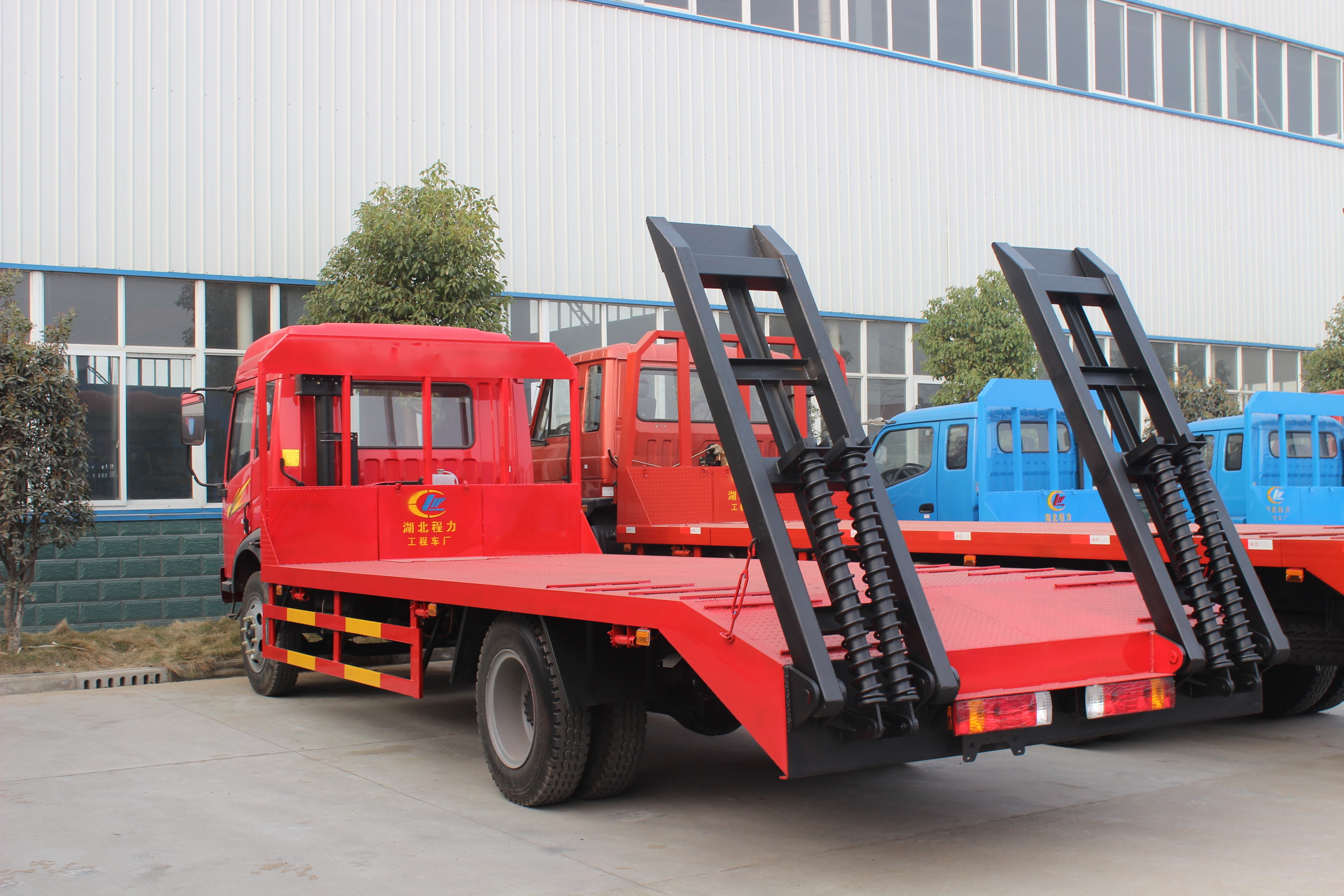 溫州專業(yè)市場與品牌經(jīng)銷商指南 挖掘機平板拖車這樣選